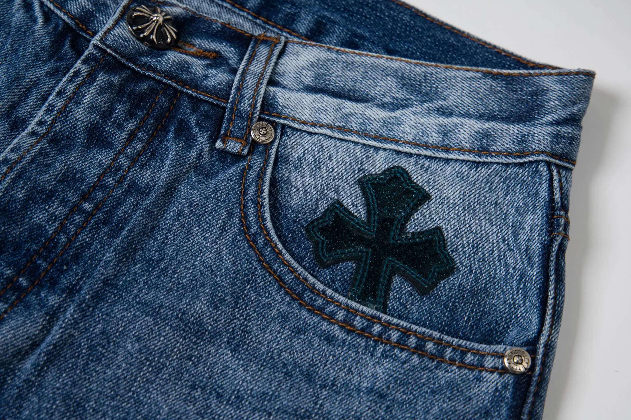 P280 High version (evergreen version) Chrome Hearts/Chrome Hearts 25FW CH Blue Pants Starry Sky Hole Laminated Leather Cross Bamboo Jeans. It adopts starry sky theme leather elements, mostly in the shape of a cross, with glitter on the leather surface. Unique design with simple and elegant details, exquisite workmanship, neat lines and in-place details on the entire pair of pants! It’s also so cool that both men and women can easily control it. It’s a gender-neutral trendy up version. Style number: 1766# Color: blue Size: 28 30 32 34 36